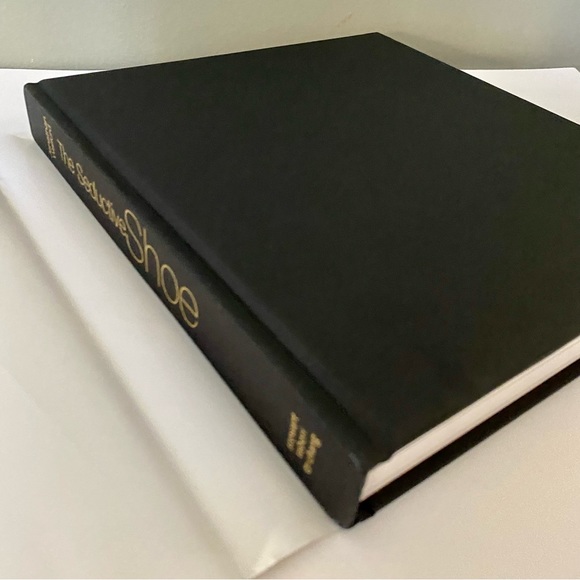 The Seductive Shoe: Four Centuries of Fashion Footwear/Jonathan Walford - Picture 3 of 6